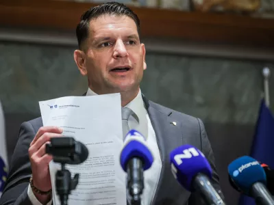 Ljubljana, DZ.Izredna seja DZ, na kateri so obravnavali zahtevo Specializiranega drzavnega tozilstva za odlocitev o dovoljenju za zacetek kazenskega postopka zoper poslanca Svobode Roberta Goloba v zadevi Bobnar.Izjava za medije predsednika DZ Zorana Stevanovica.