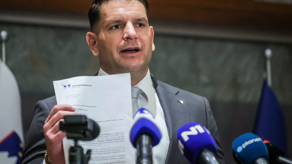 Ljubljana, DZ.Izredna seja DZ, na kateri so obravnavali zahtevo Specializiranega drzavnega tozilstva za odlocitev o dovoljenju za zacetek kazenskega postopka zoper poslanca Svobode Roberta Goloba v zadevi Bobnar.Izjava za medije predsednika DZ Zorana Stevanovica.