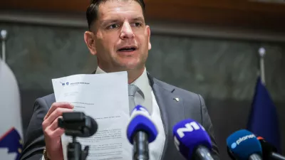 Ljubljana, DZ.Izredna seja DZ, na kateri so obravnavali zahtevo Specializiranega drzavnega tozilstva za odlocitev o dovoljenju za zacetek kazenskega postopka zoper poslanca Svobode Roberta Goloba v zadevi Bobnar.Izjava za medije predsednika DZ Zorana Stevanovica.