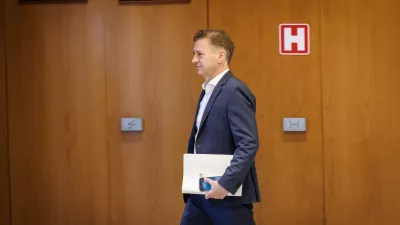 Ljubljana, DZ.Izredna seja DZ, na kateri so obravnavali predlog zakona o interventnih ukrepih za razvoj Slovenije, predlog odloka o ustanovitvi in nalogah delovnih teles DZ ter mandatno-volilne zadeve.Predsednik vlade, ki opravlja tekoce posle in predsednik Gibanja Svoboda Robert Golob.