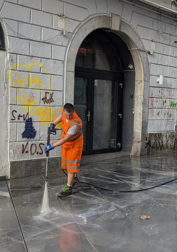 Dan potem. Barvo je bilo zelo težko spraviti s tal, zidovi pa so brezupen primer. / Foto: Dnevnik