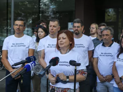 1.9.2026 - referendum - predstavniki sindikatov bodo oddali svoje podpise v podporo referendumu o zakonu o interventnih ukrepih za razvoj Slovenije; pred stavbo upravne enote Ljubljana, Linhartova cestaFoto: Luka Cjuha