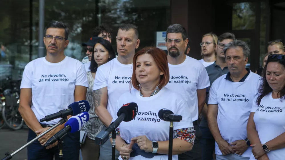 1.9.2026 - referendum - predstavniki sindikatov bodo oddali svoje podpise v podporo referendumu o zakonu o interventnih ukrepih za razvoj Slovenije; pred stavbo upravne enote Ljubljana, Linhartova cestaFoto: Luka Cjuha