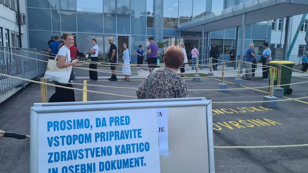 Tolmin, Zdravstveni dom.Do 7.45 je vrsta cakajocih za opredelitveni listek pri druzinski zdravnici prakticno skopnela.Foto: Primorski val