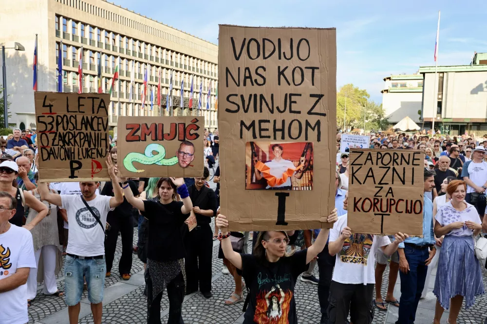 (VIDEO in FOTO) Protivladni protest: za odstop Mijiča in trojni "ne" na referendumu
