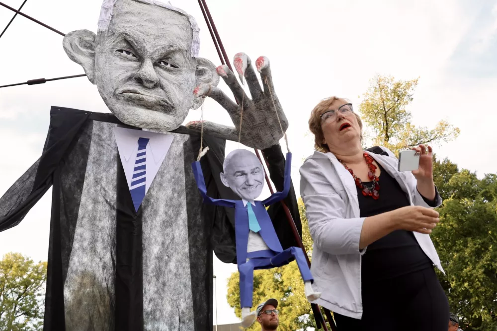 (VIDEO in FOTO) Protivladni protest: za odstop Mijiča in trojni "ne" na referendumu
