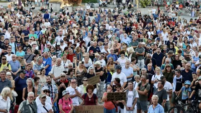 (VIDEO in FOTO) Protivladni protest: za odstop Mijiča in trojni "ne" na referendumu