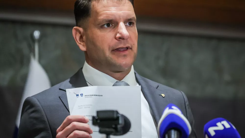 Ljubljana, DZ.Izredna seja DZ, na kateri so obravnavali zahtevo Specializiranega drzavnega tozilstva za odlocitev o dovoljenju za zacetek kazenskega postopka zoper poslanca Svobode Roberta Goloba v zadevi Bobnar.Izjava za medije predsednika DZ Zorana Stevanovica.