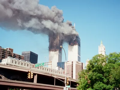 Zadnji trenutki znamenitih dvojlčkov WTC, preden sta se sesedla sama vase. / Foto: Getty Images