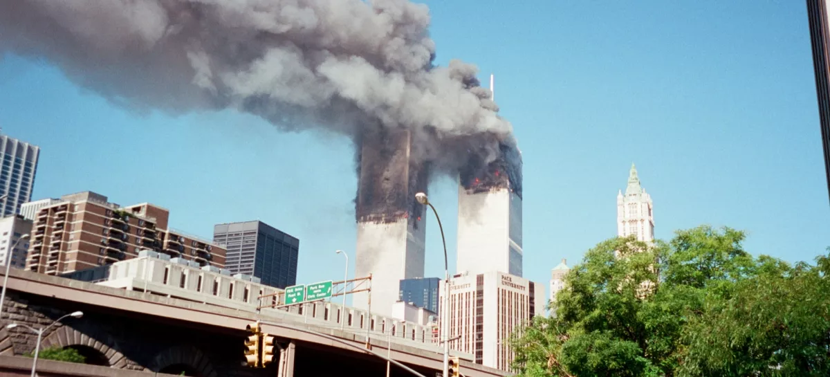 Zadnji trenutki znamenitih dvojlčkov WTC, preden sta se sesedla sama vase. / Foto: Getty Images