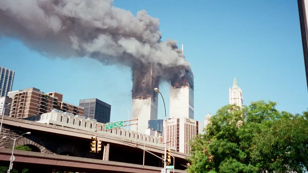 Zadnji trenutki znamenitih dvojlčkov WTC, preden sta se sesedla sama vase. / Foto: Getty Images