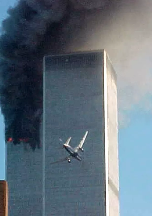 ** ADVANCE FOR TUESDAY, NOV. 4, 2008 AND THEREAFTER ** FILE ** In this Sept. 11, 2001 file photo, a jet airliner nears one of the World Trade Center towers in New York. For all of the candidates' talk about the need for change, Americans have seen plenty of it since the last time they selected a new leader - including the attack on the World trade Center in 2001. (AP Photo/Carmen Taylor/File) / Foto: Carmen Taylor