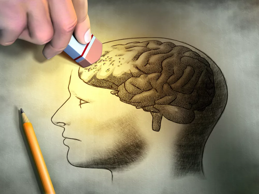 Someone is erasing a drawing of the human brain. Conceptual image relating to dementia and memory loss. Digital illustration. / Foto: Andreus Getty Images