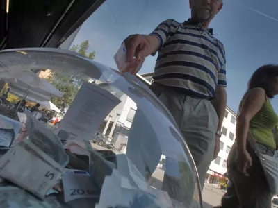 - humanitarna stojnica pri Maximarketu - dobrodelna akcija za delavce propadlega podjetja Prevent Global -  //FOTO: Bojan Velikonja