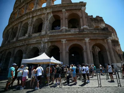 FILE PHOTO: Tourists queue under the sun outside the Colosseum during hot weather in Rome, Italy, June 20, 2026. REUTERS/Guglielmo Mangiapane/File Photo