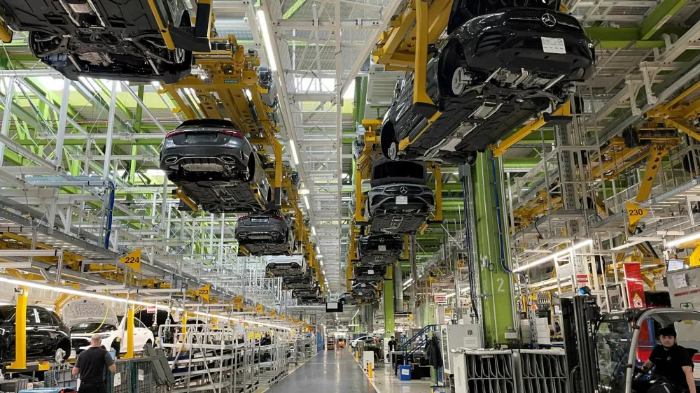 FILE PHOTO: A general view of production lines of German car manufacturer Mercedes-Benz at a factory, in Rastatt, Germany, June 4, 2025. REUTERS/Christoph Steitz/File Photo