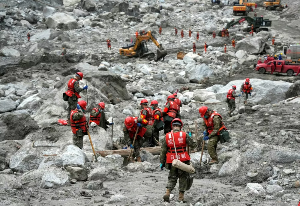 Rescue workers conduct search and rescue operations at the core disaster-hit area at https://se.dnevnik.si/images/spacer_w.gifGyirong Port following the August 26 mudslide, in Shigatse, Tibet Autonomous Region, China September 2, 2026. cnsphoto via REUTERS  ATTENTION EDITORS - THIS IMAGE WAS PROVIDED BY A THIRD PARTY. CHINA OUT.