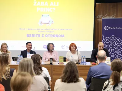 Manj branja, slab&scaron;i besedni zaklad in koncentracija: stroka bije plat zvona