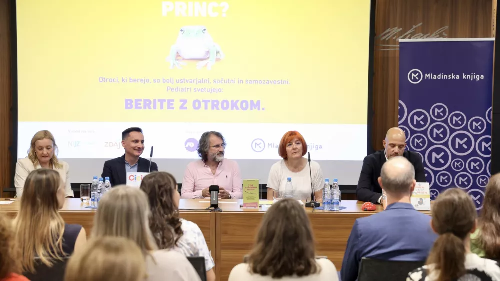 Manj branja, slab&scaron;i besedni zaklad in koncentracija: stroka bije plat zvona