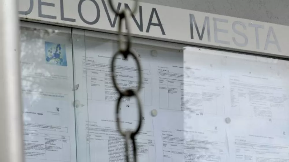 - ilustrativna fotografijabrezposelnost,kriza, pomanjkanje delovnih mest, evropska unija, EU, Evropa- Zavod RS za zaposlovanje, oglasna tabla - prosta delovna mesta, Parmova ulica 32 //FOTO: Tomaž Zajel&scaron;nik