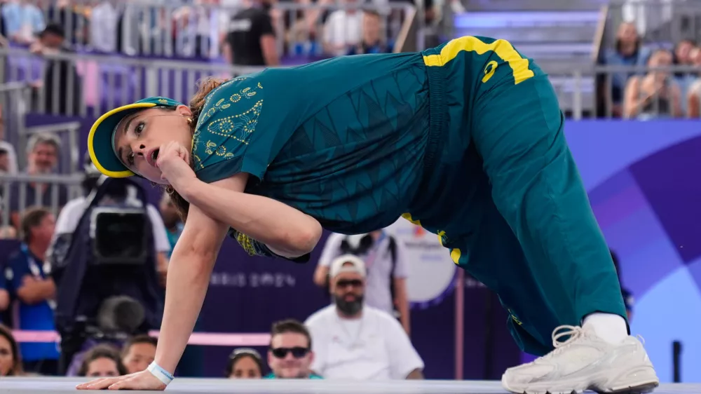FILE - Australia's Rachael Gunn, known as B-Girl Raygun, competes during the Round Robin Battle at the breaking competition at La Concorde Urban Park at the 2024 Summer Olympics, on Aug. 9, 2024, in Paris, France. (AP Photo/Frank Franklin, File) / Foto: Frank Franklin Ii