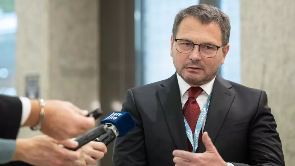 Ljubljana, GH Union.Odprtje konference ob dnevih dobaviteljev avtomobilske industrije v organizaciji ministrstva za gospodarstvo, turizem in sport, agencije Spirit, Andragoskega centra Slovenije (ACS), Slovenskega avtomobilskega grozda in GZS, na kateri so se prisotnim kitajskim avtomobilskim proizvajalcem predstavili slovenski dobavitelji avtomobilske industrije.Clan uprave Uniorja Branko Bracko.
