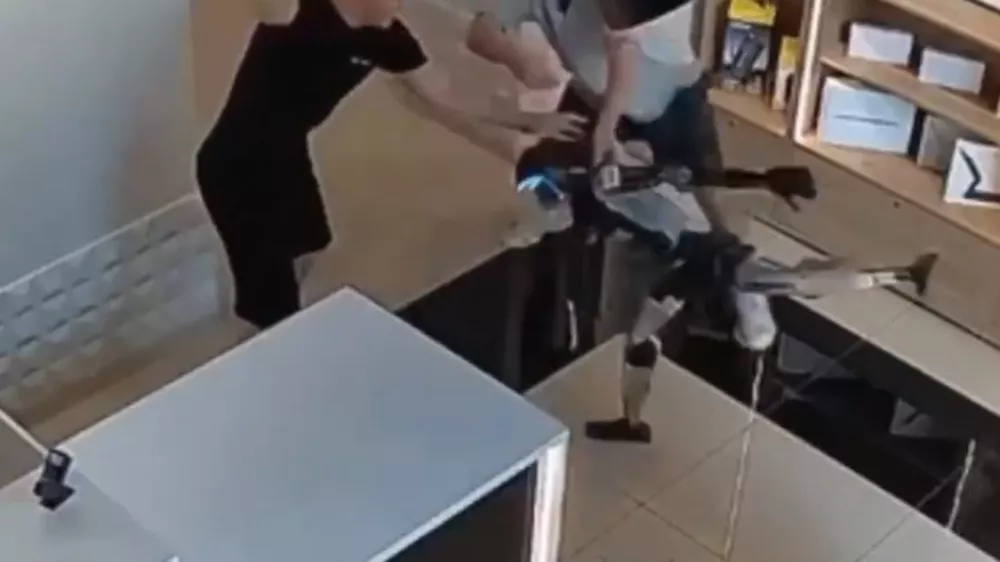 Ponoreli robot v ruski trgovini.