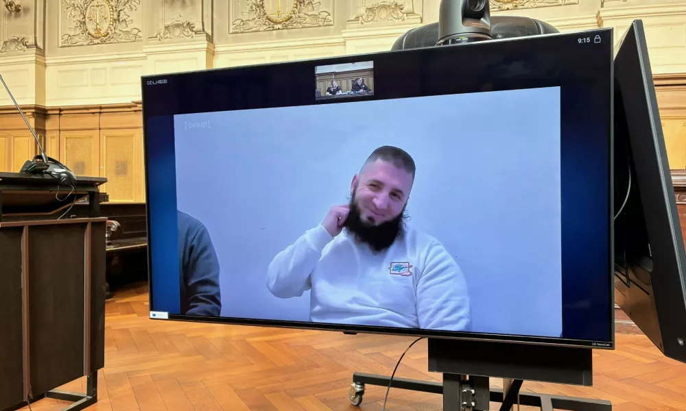 Mehmed Mahmutović se je oglasil prek videokonferenčne povezave iz zapora v Celju. 