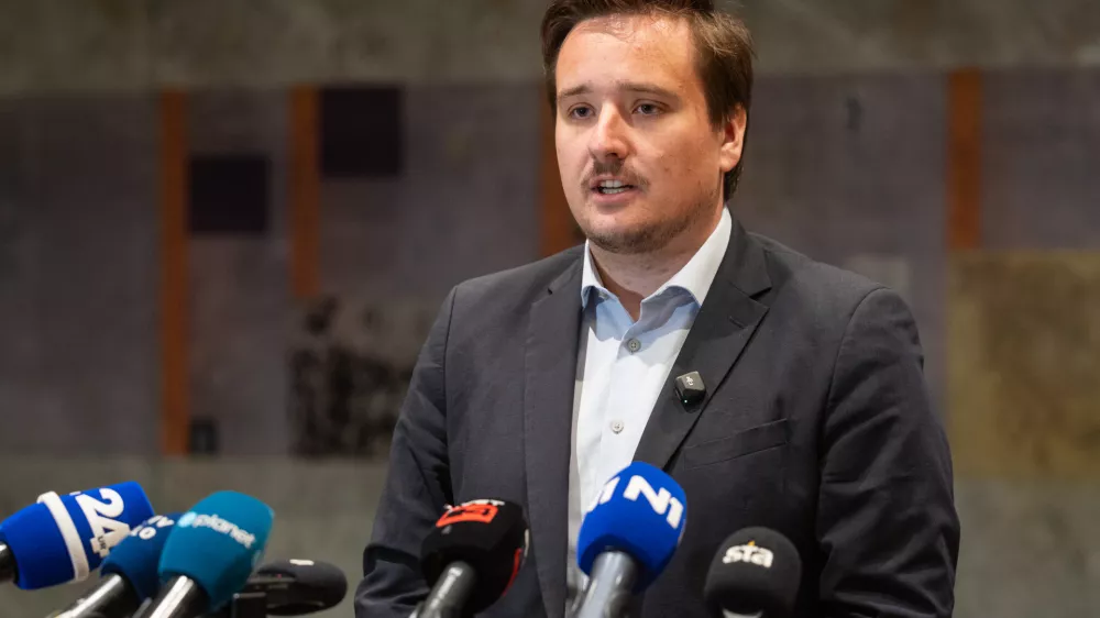 Ljubljana, DZ.Izjava poslanske skupine Svoboda o nacrtih vlade za ustanovitev nacionalnega demografskega sklada.Poslanec Svobode Lenart Zavbi.