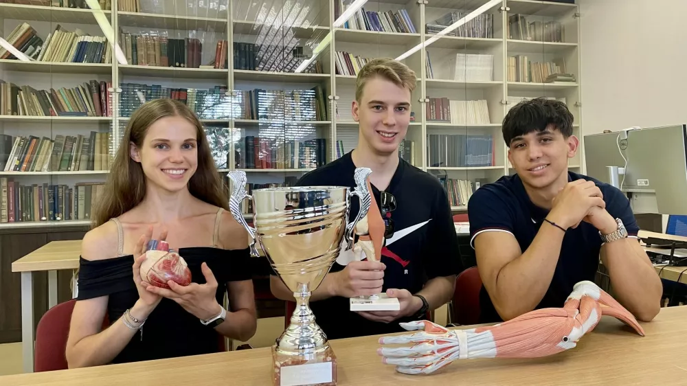 Na 8. mednarodni olimpijadi iz znanja anatomije &ndash; International Anatomy Olympiad (IAO) 2026 &ndash; so se &scaron;tudenti pomerili v zahtevnih teoretičnih in praktičnih nalogah. V kar &scaron;esturnem praktičnem delu so med drugim prepoznavali anatomske strukture na anatomskih preparatih, mikroskopirali, risali anatomske skice, vstavljali periferni venski kanal in izvajali laparoskopske postopke. / Foto: Tja&scaron;a Lampret