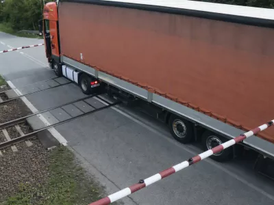 tovorno vozilo, tovornjak, železni&scaron;ki prehod, trčenje, vlačilec