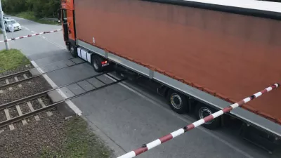 tovorno vozilo, tovornjak, železniški prehod, trčenje, vlačilec