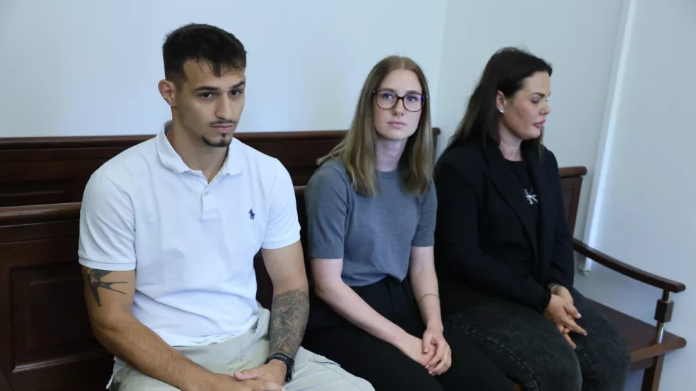 Tožilstvo: Policist ga je davil, čeprav je že nehal dihati