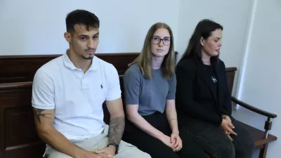 Tožilstvo: Policist ga je davil, čeprav je že nehal dihati