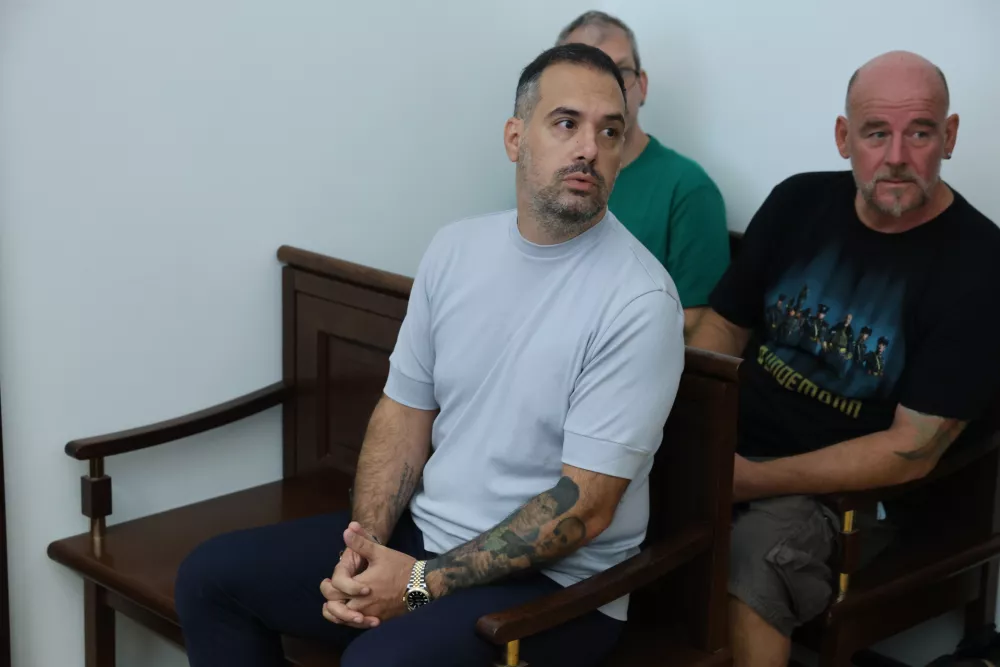 Tožilstvo: Policist ga je davil, čeprav je že nehal dihati
