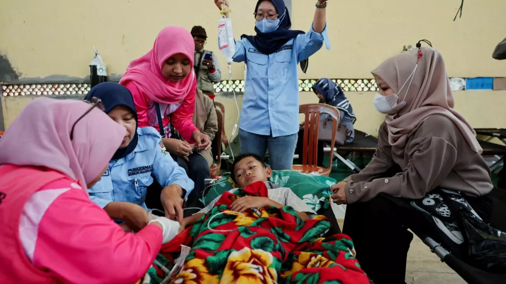 FILE PHOTO: Muhammad Setiawan Pratama, 11, an elementary student receives treatment for food poisoning after eating government-sponsored free school meals, at a makeshift clinic inside a district's hall in Bandung, West Java province, Indonesia, September 25, 2025. REUTERS/Willy Kurniawan/File Photo