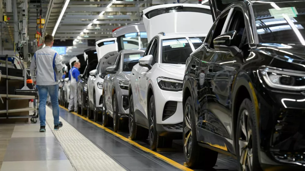 FILE PHOTO: Technicians work at the production line for electric car models of the Volkswagen Group in Zwickau, Germany, April 26, 2022. REUTERS/Matthias Rietschel/File Photo