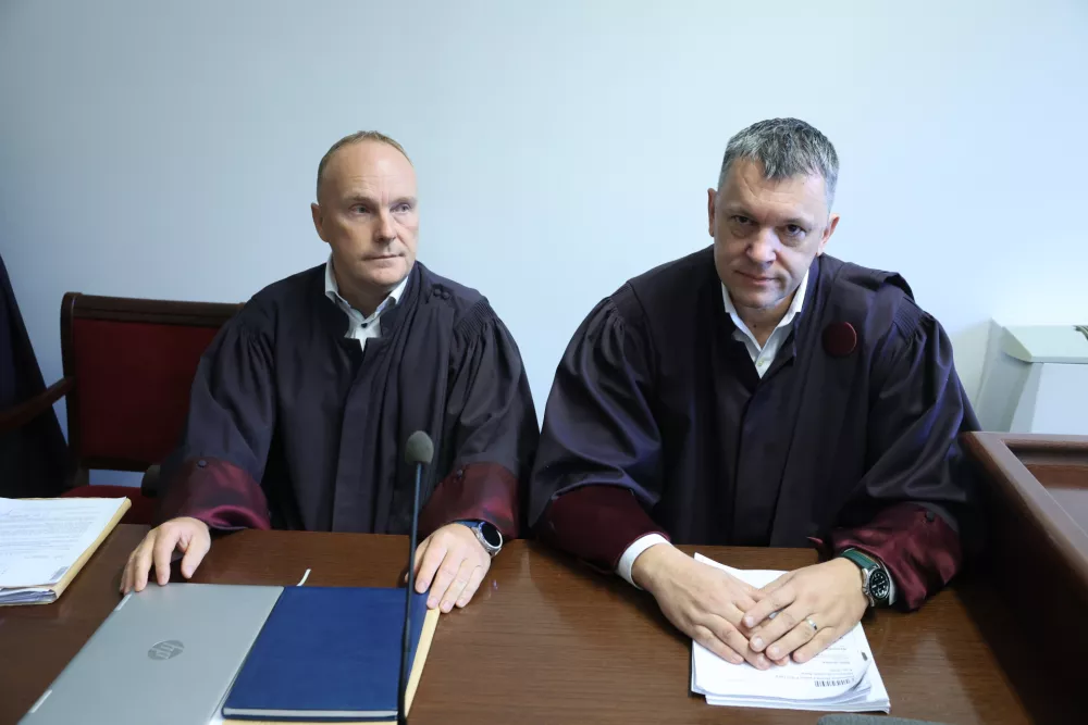 Tožilstvo: Policist ga je davil, čeprav je že nehal dihati