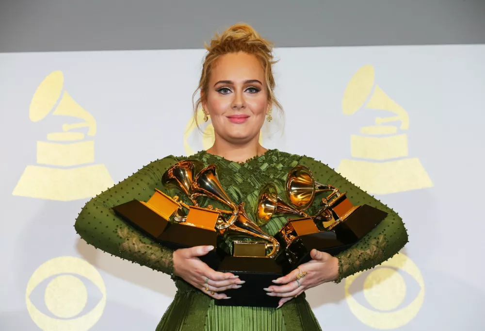 Adele holds the five Grammys she won including Record of the Year for "Hello" and Album of the Year for "25" during the 59th Annual Grammy Awards in Los Angeles, California, U.S., February 12, 2017. REUTERS/Mike Blake / Foto: Mike Blake