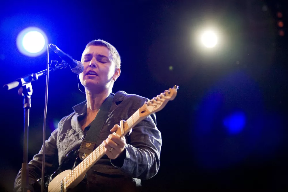 Irish Pop-Rock singer Sinead O'Connor performs on the main stage during the opening day of the 17th Rock Oz'Arenes festival in Avenches, Switzerland, Saturday, Aug.16, 2008. (AP Photo/KEYSTONE/Ennio Leanza) / Foto: Ennio Leanza