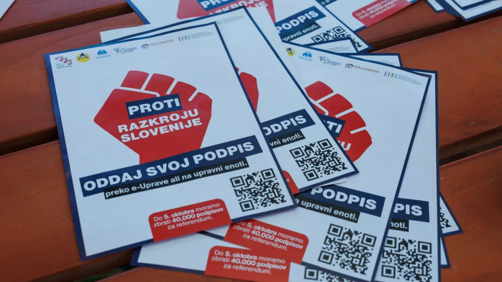 Ljubljana, pred Upravno enoto Ljubljana.Predsednik Gibanja Svoboda Robert Golob bo skupaj s poslancema Svobode Martinom Premkom in Saro Zibrat oddal podpis za razpis referenduma o interventnem zakonu.