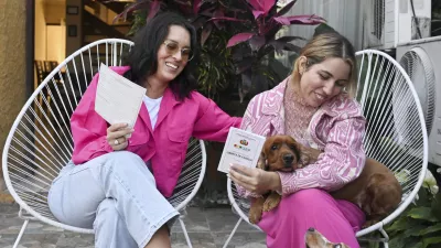 Fabiana Justiniano and Scarlett Rocha, the newlyweds who are Bolivia's first same-sex female couple to legally marry after a long legal battle to have their marriage recognized, rest with their pets at home, in Santa Cruz, Bolivia, August 22, 2026. REUTERS/Claudia Morales  TPX IMAGES OF THE DAY  / Foto: Claudia Morales