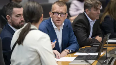 stranka ResnicaBoris Mijić15.06.2026 Državni zbor - parlament - Izredna seja DZ, na kateri bodo odločali o spremembah zakona o lokalnih volitvah ter obravnavali mandatno-volilne zadeve, v okviru katerih bi DZ potrdil mandata nadomestnima poslankamafoto: Nik Erik Neubauer