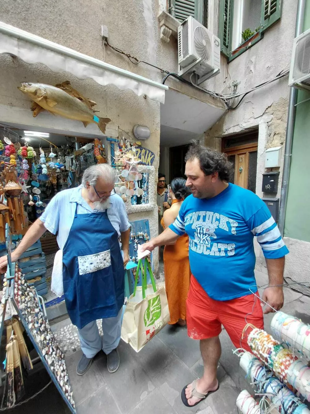 Že od zjutraj prihajajo prijatelji in sosedje ter nosijo hrano in pijačo. Foto: Vesna Levičnik