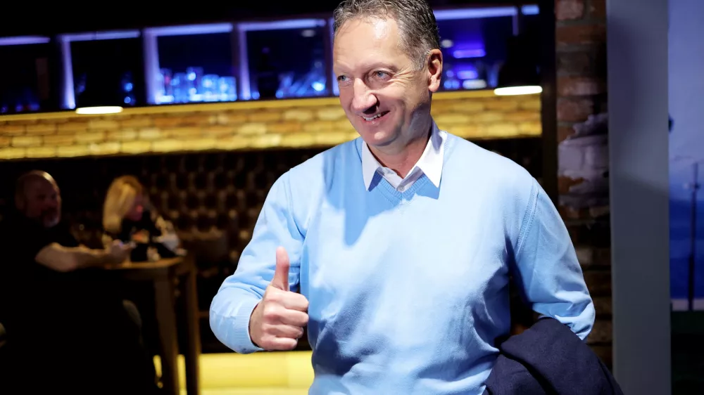 Koper, Snack Bar Zusterna.Lokalne volitve 2022.Kandidat stranke Koper je nas za zupana Mestne obcine Koper Boris Popovic med pricakovanjem rezultatov lokalnih volitev v Snack Baru Zusterna.