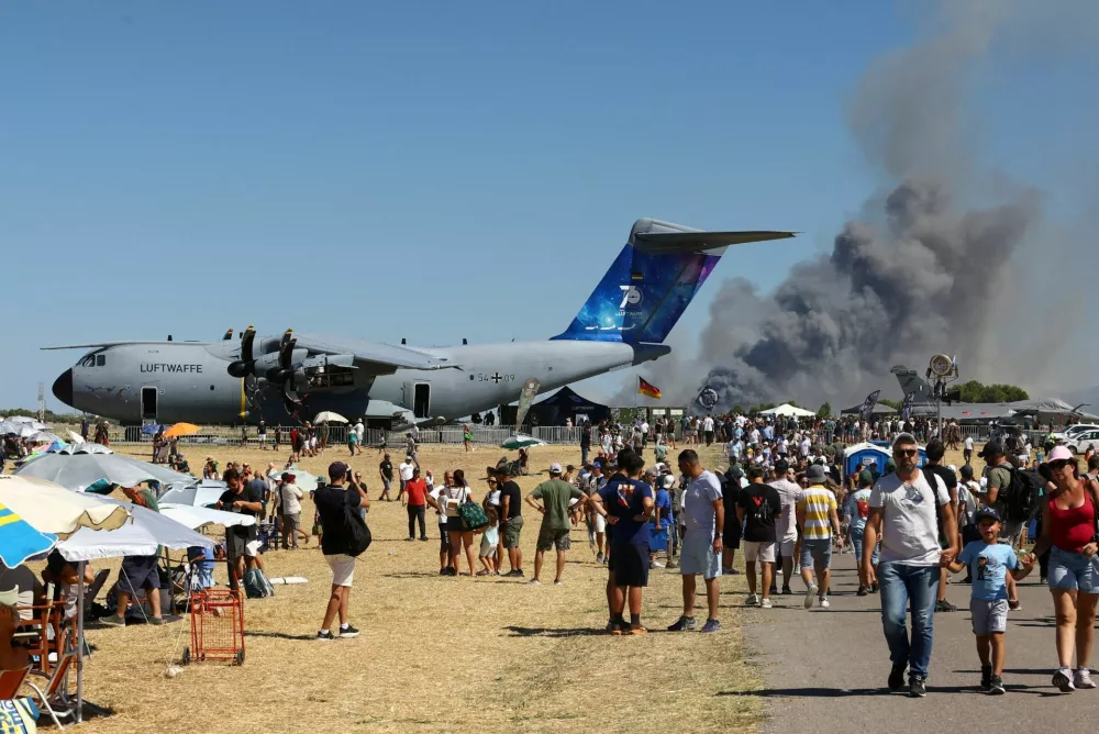 People watch as smoke rises following the crash of a Greek F-4 Phantom fighter jet during the Athens Flying Week air show in Tanagra, Greece, September 5, 2026. Nikos Mitrousias/Intime via REUTERS ATTENTION EDITORS - THIS PICTURE WAS PROVIDED BY A THIRD PARTY. NO RESALES. NO ARCHIVES. GREECE OUT. NO COMMERCIAL OR EDITORIAL SALES IN GREECE   TPX IMAGES OF THE DAY