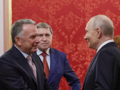 Russian President Vladimir Putin greets U.S. Special Envoy Steve Witkoff during a meeting at the Kremlin in Moscow, Russia, September 5, 2026. Sputnik/Gavriil Grigorov/Pool via REUTERS ATTENTION EDITORS - THIS IMAGE WAS PROVIDED BY A THIRD PARTY.
