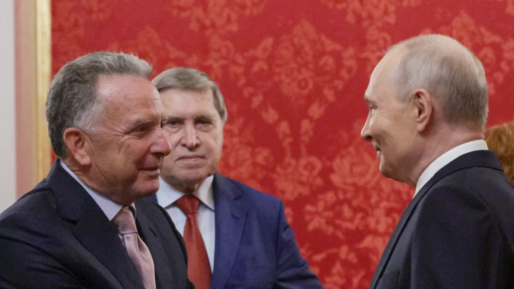 Russian President Vladimir Putin greets U.S. Special Envoy Steve Witkoff during a meeting at the Kremlin in Moscow, Russia, September 5, 2026. Sputnik/Gavriil Grigorov/Pool via REUTERS ATTENTION EDITORS - THIS IMAGE WAS PROVIDED BY A THIRD PARTY.