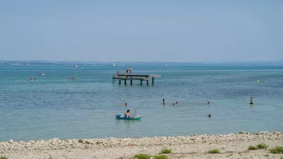 Bodensee: Badeg&auml;ste und Wassersportler genie&szlig;en einen sonnigen Sommertag im Bodensee. Menschen schwimmen im See, fahren mit Schlauchboot und Stand-up-Paddle weitere Personen stehen auf einem Badesteg. Im Hintergrund Segelboote und das gegen&uuml;berliegende Ufer. Sommer, Hitze, Freizeit, Baden, Schwimmen, Wassersport, Tourismus, Ferien, Erholung, See, Strand, Badesteg, SUP, Panorama, Totale, Symbolbild. *** Lake Constance: Swimmers and water sports enthusiasts enjoy a sunny summer day on Lake Constance. People are swimming in the lake, riding in inflatable boats, and stand-up paddleboarding others are standing on a swimming dock. In the background are sailboats and the opposite shore. Summer, heat, leisure, swimming, water sports, touri Copyright: xJOERANxSTEINSIEKx,Image: 1122385421, License: Rights-managed, Restrictions: imago is entitled to issue a simple usage license at the time of provision. Personality and trademark rights as well as copyright laws regarding art-works shown must be observed. Commercial use at your own risk., Model Release: no 