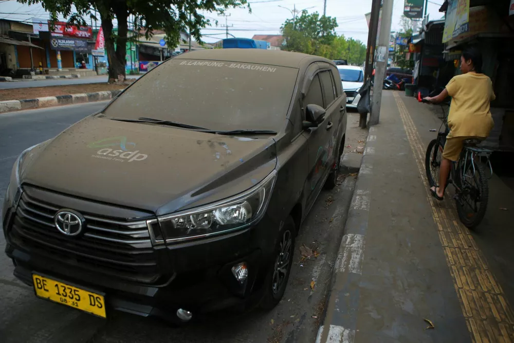 A car covered with volcanic ash is parked, following the Mount Anak Krakatau volcano eruption, in Bandar Lampung, Lampung province, Indonesia, September 6, 2026. REUTERS/Stringer